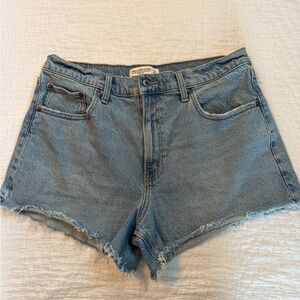 Abercrombie & Fitch ’90s Relaxed Cutoff Shorts — Light Wash